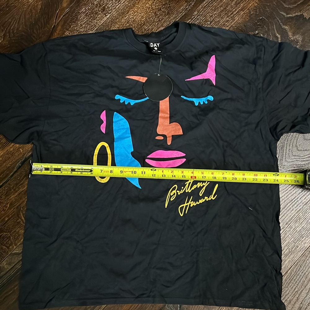 Day by Daydreamer Brittany Abstract Face Tee - Picture 11 of 13